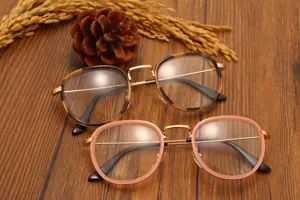 Détail de montures de lunettes optiques rétro en métal, ensemble de lunettes rondes.