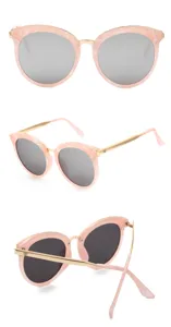 Lunettes de soleil papillon marbrées rose avec monture métallique dorée et verres gris.