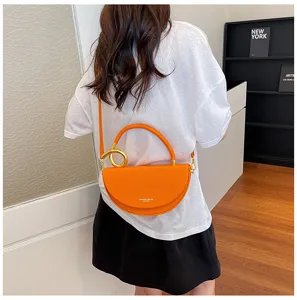 Oranger halbrunder Satteltasche mit Metallring, stilvolle Damen Umhängetasche Handtasche.