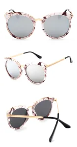 Lunettes de soleil papillon tendance avec monture en pierre rose et branches métal.