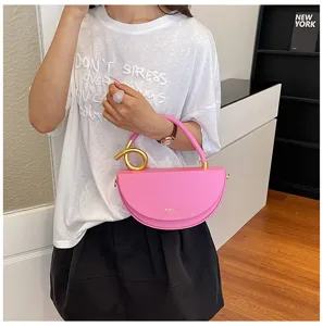 Rosa halbrunde Satteltasche mit goldenem Twistgriff, elegante Schultertasche für Damen.