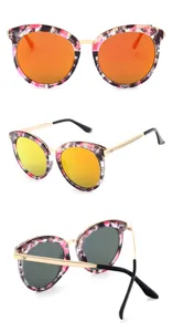Vue détaillée de lunettes de soleil papillon tendance avec monture florale rose et verres.