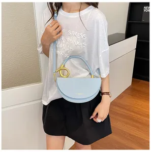 Elegante hellblaue halbrunde Satteltasche für Damen, modische Umhängetasche für Alltag.