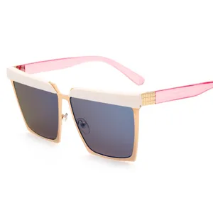 Occhiali da sole squadrati oversize alla moda con barra bianca e stanghette rosa.
