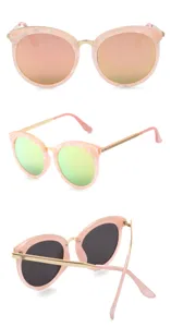 Lunettes de soleil papillon marbrées roses avec branches dorées et verres réfléchissants.