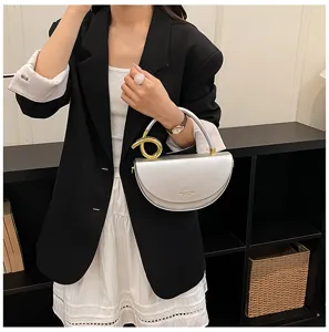 Detailaufnahme der silbernen Halbmond Satcheltasche mit Goldring Griff. Chic und elegant.