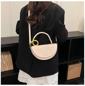 Modische Halbmond Sattel Umhängetasche für Damen, elegante Crossbody Tasche mit Metallring.