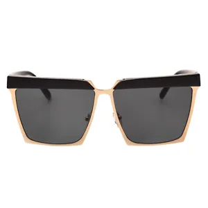 Occhiali da sole quadrati oversize per donna e uomo, montatura elegante nera e dorata.