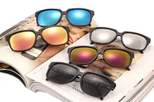 Klassische quadratische Sonnenbrille mit bunten verspiegelten Gläsern und UV400-Schutz.