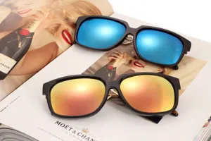 Modische quadratische Sonnenbrille mit bunten verspiegelten Gläsern für Damen und Herren.