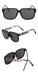 Modische schwarze quadratische Sonnenbrille mit UV400 Schutz und markantem Metallbügel.