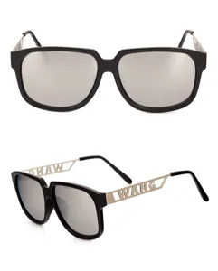 Modische quadratische Sonnenbrille mit silbernen Spiegelgläsern und Bügeln aus Metall.
