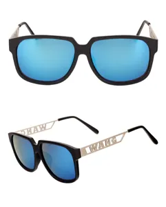Detailansicht stylish schwarzer Sonnenbrille mit blauen Spiegelgläsern und WANG Bügeln.