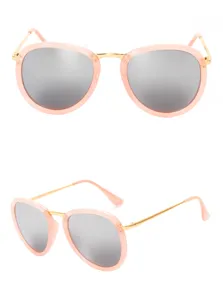 Gedetailleerd uitzicht op de roze zonnebril met gouden veren en zilveren spiegelglazen.