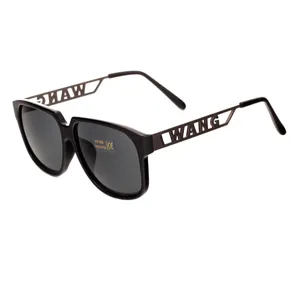 Modische schwarze quadratische Sonnenbrille mit modernen Metallbugeln und UV400 Schutz.