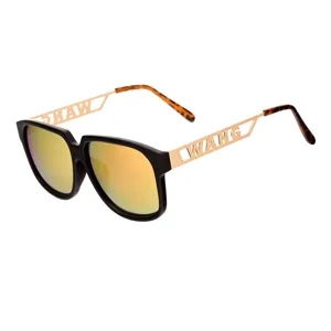 Modische Oversized-Sonnenbrille mit schwarzem Rahmen, goldenen Metallbügeln und verspiegelten.
