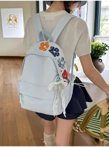 Japanischer Harajuku Stil hellblauer Rucksack mit gestickten Blumen und Schleife Anhänger.