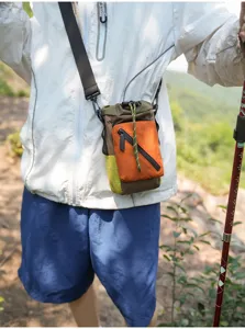 Detailansicht der Outdoor-Wander-Umhängetasche, mehrfarbige kompakte Handytasche für Reisen.