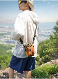 Detailansicht der lässigen Outdoor-Handytasche, leichtes und wasserdichtes Schultertaschen-Design.