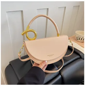 Nahaufnahme der schicken Beigefarbenen Umhängetasche mit einzigartigem Goldgriff und Lederoptik.