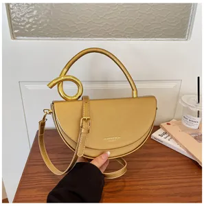 Elegante goldene Satteltasche im Halbkreis für Damen, modische PU Handtasche mit Henkel.
