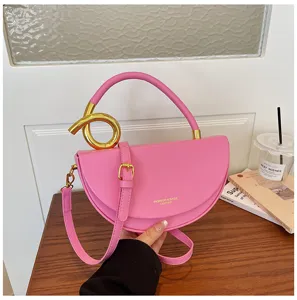 Schicke rosa Satteltasche mit goldenem Griff, elegante PU Leder Umhängetasche für Damen.