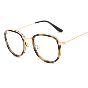Lunettes rétro rondes à motif écaille de tortue et monture métallique fine élégante.