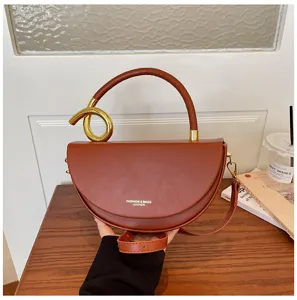 Stylische braune Leder-Halbmond-Satteltasche mit Metallgriff, schicke Umhängetasche für Damen.