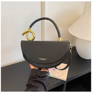 Schwarze Halbmond-Satteltasche mit Goldmetallgriff, stilvolles Leder-Umhängetasche Detail.