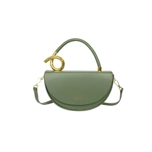 Grüne halbrunde Satteltasche mit schickem Gold-Metallring-Griff, modische Umhängetasche.