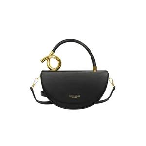 Detailansicht der schwarzen Halbmond-Satteltasche mit goldenem Ringgriff und Leder.