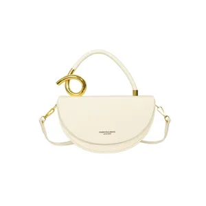 Exquisite Halbmond Satteltasche Detail, stilvoller Gold Ring Griff und Premium Leder Textur.