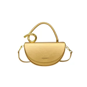 Goldene halbrunde Satteltasche mit Ringgriff, stylische Damen Umhaengetasche Schultertasche.