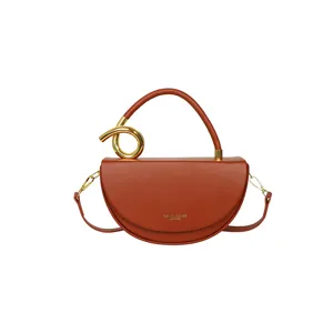 Schicke braune halbkreisförmige Leder-Satteltasche mit goldenem Ringgriff, Umhängetasche.