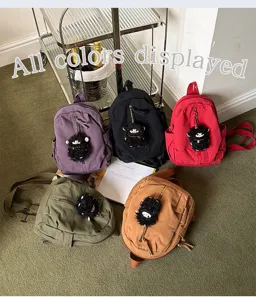 Lässiger mehrfarbiger Canvas-Mini-Rucksack mit niedlichem Plüsch-Schaf-Anhänger für Alltag.