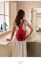 Stylischer Retro-Mini-Rucksack aus Waschcanvas mit schwarzem Plüsch-Schaf-Anhänger für den Alltag.