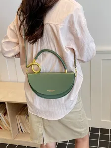 Schicke grüne Halbmond-Umhängetasche für Damen, elegante Handtasche mit goldenem Ringgriff.