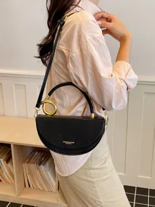 Schicke Halbmond-Satteltasche für Damen, hochwertige Leder Handtasche mit Metallring.