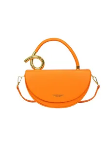 Orangefarbene Halbmond-Satteltasche mit goldenem Ringgriff und abnehmbarem Schultergurt.