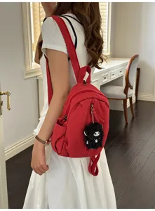 Detailansicht eines stilvollen roten Freizeitrucksacks aus Canvas getragen vom Model.