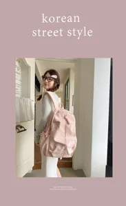 Simpatico zaino rosa con stampe di stelle indossato da una modella asiatica in un caffè
