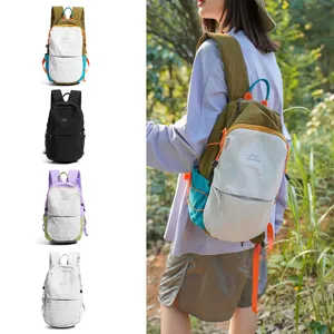 Sac à dos d'extérieur léger en nylon disponible en plusieurs coloris et scènes de vie