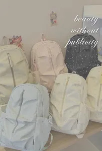 Diversi zaini scolastici con stampa a stelle in colori pastello per ragazze