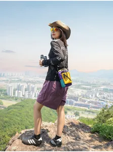 Bunte Outdoor-Umhängetasche im Detail, leichte Wander- und Radfahrt-Schultertasche.