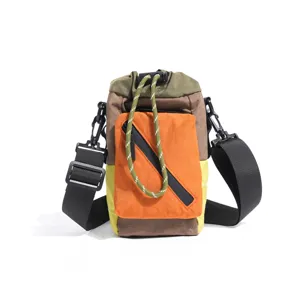 Detailansicht der stilvollen Outdoor Farbblock Umhängetasche für Handy zum Wandern und Reisen.