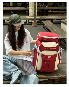 Modischer großer rot-cremefarbener Outdoor-Rucksack mit blauen Riemen im Lifestyle-Szenario