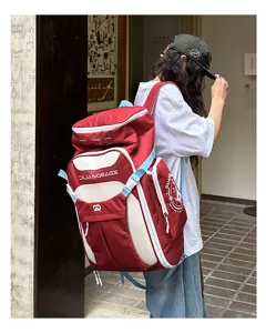 Großer Sportrucksack mit Farbblock-Design, präsentiert in urbaner Outdoor-Umgebung