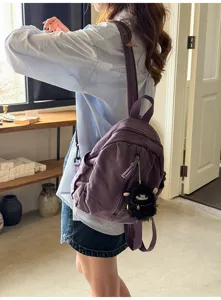 Detailansicht des lila gewaschenen Canvas-Rucksacks mit verstellbaren Trägern und Anhänger.