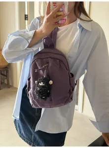 Detailansicht des vintage gewaschenen Canvas-Rucksacks mit schönem Anhänger und praktischen Fächern.
