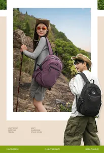Photo de mode en plein air montrant des sacs à dos de randonnée violets et noirs portés